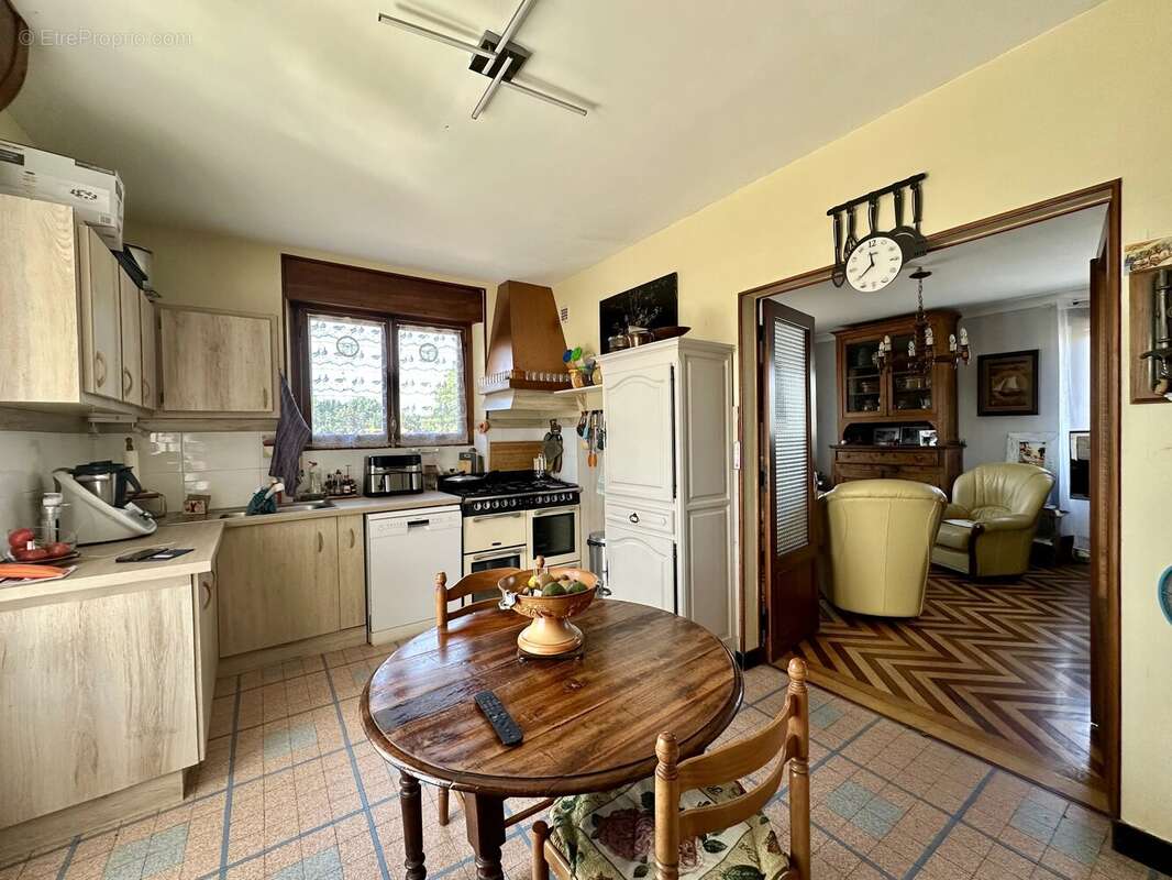 Maison familiale située à proximité d'un village prisé en bord de rivière. - photo 5
