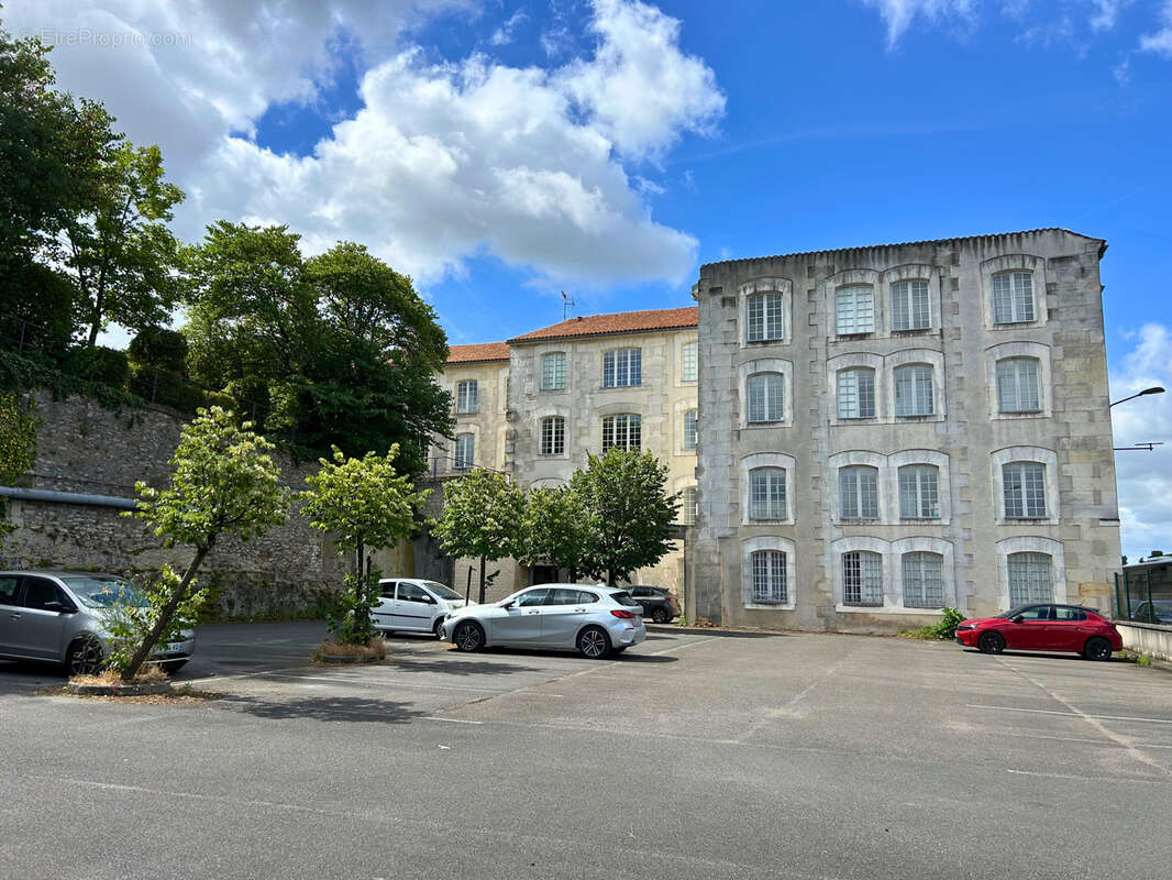 APPARTEMENT T3 avec ascenseur et double stationnement, quartier Martell COGNAC - photo 11