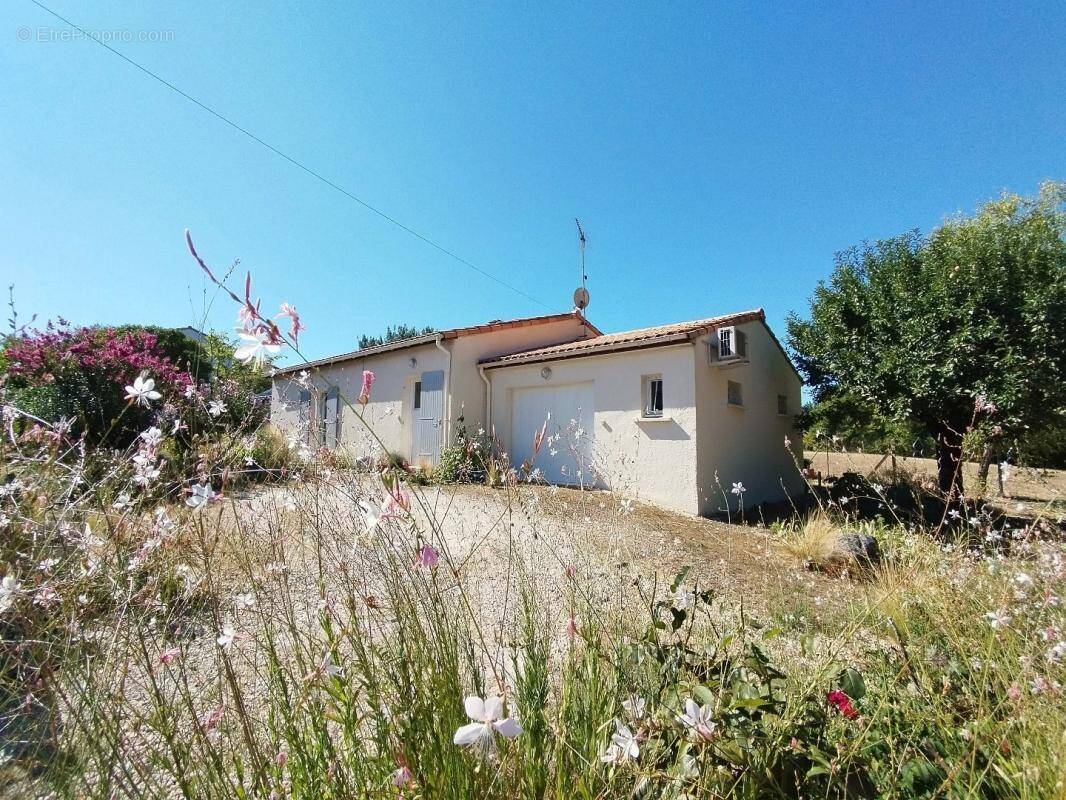 Maison 78 m² à Jonzac  - photo 1