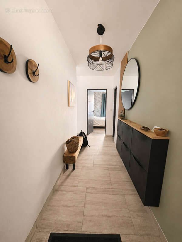 Appartement rénové 78 m2, 2 chambres, cœur historique de Fréjus - photo 4