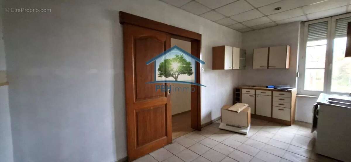 BITCHE (57) - Immeuble de rapport de 219,40 m², 10 pièces, 3 appartements + local commercial de 52 m² et petit jardin - photo 8