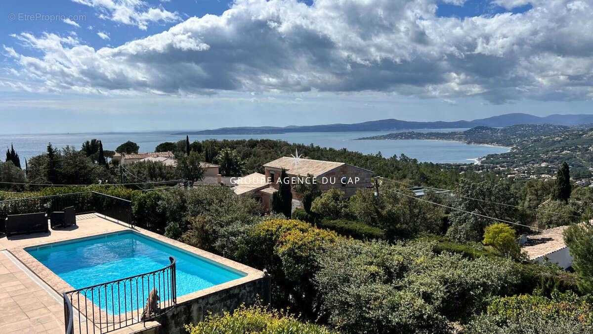 À vendre villa de 7 pièces avec piscine et grande terrasse offrant une vue mer sur le golfe de saint-tropez, aux issambres - photo 2