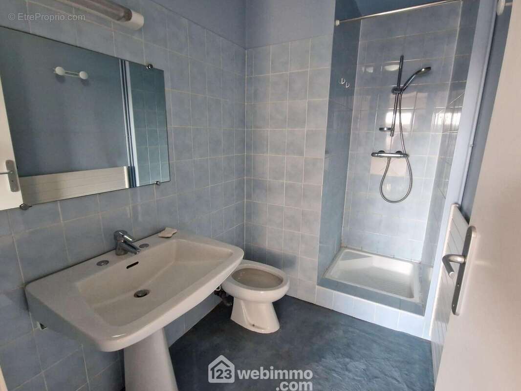 une des 3 pièce d'eau privatives - Appartement à LA ROCHE-SUR-YON