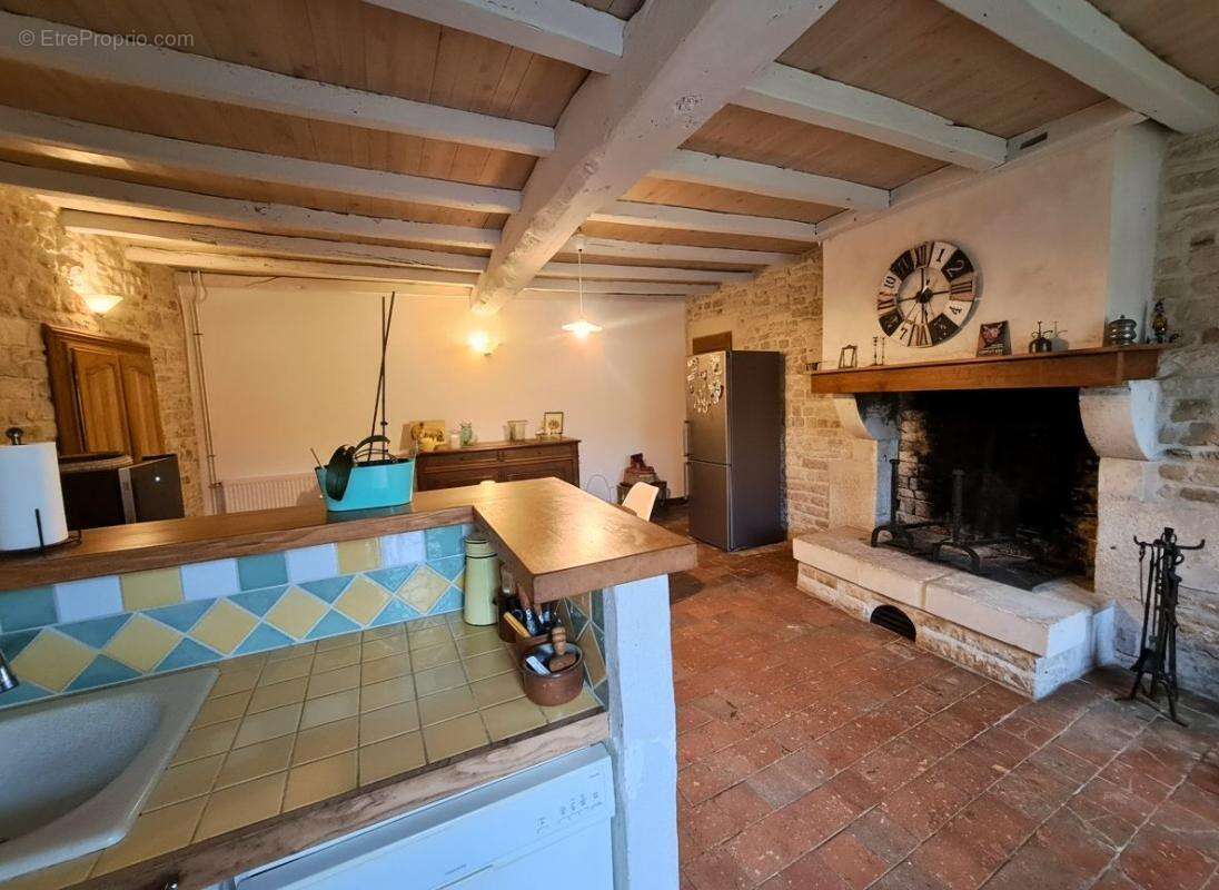 Maison en pierre à rafraichir - 2 chambres - jardin - photo 3