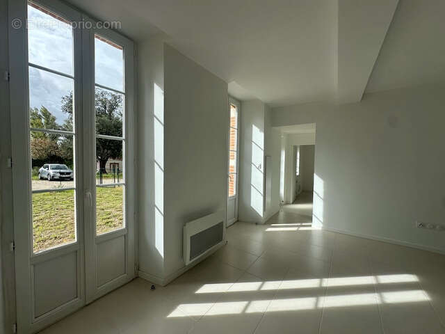 Appartement T2 entièrement rénové en rez de jardin dans résidence fermée. - photo 4