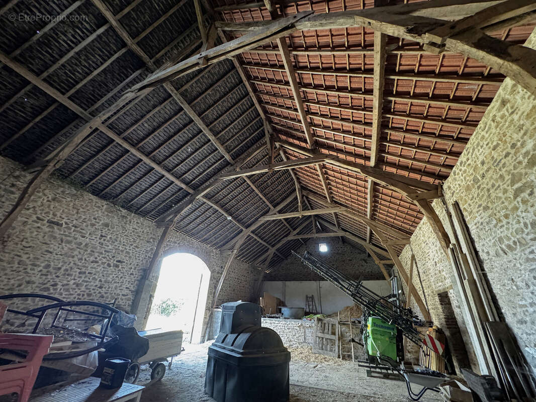 Maison à SAINT-JULIEN-LA-GENETE