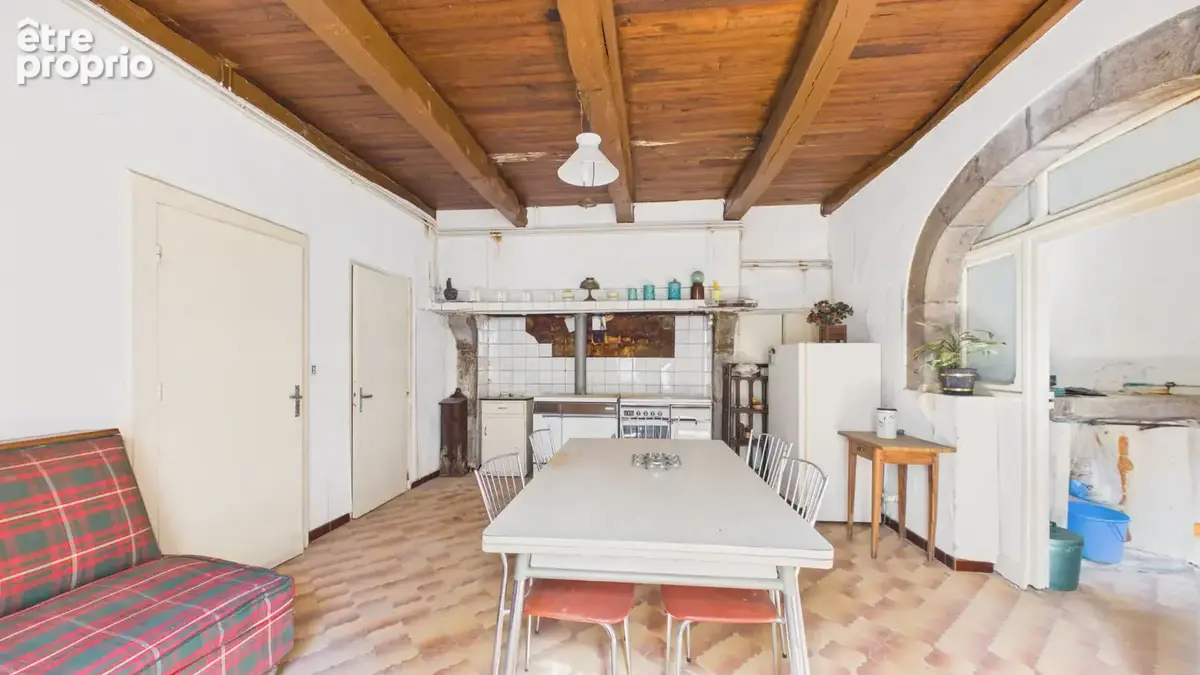 Maison de village en pierre à rénover avec cour intérieure, four à pain et dépendance - photo 9