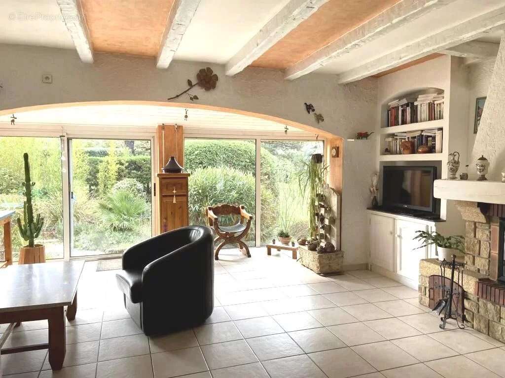 À vendre, villa de type 4 avec studio et piscine, sur un terrain de 11 230 m². - photo 10