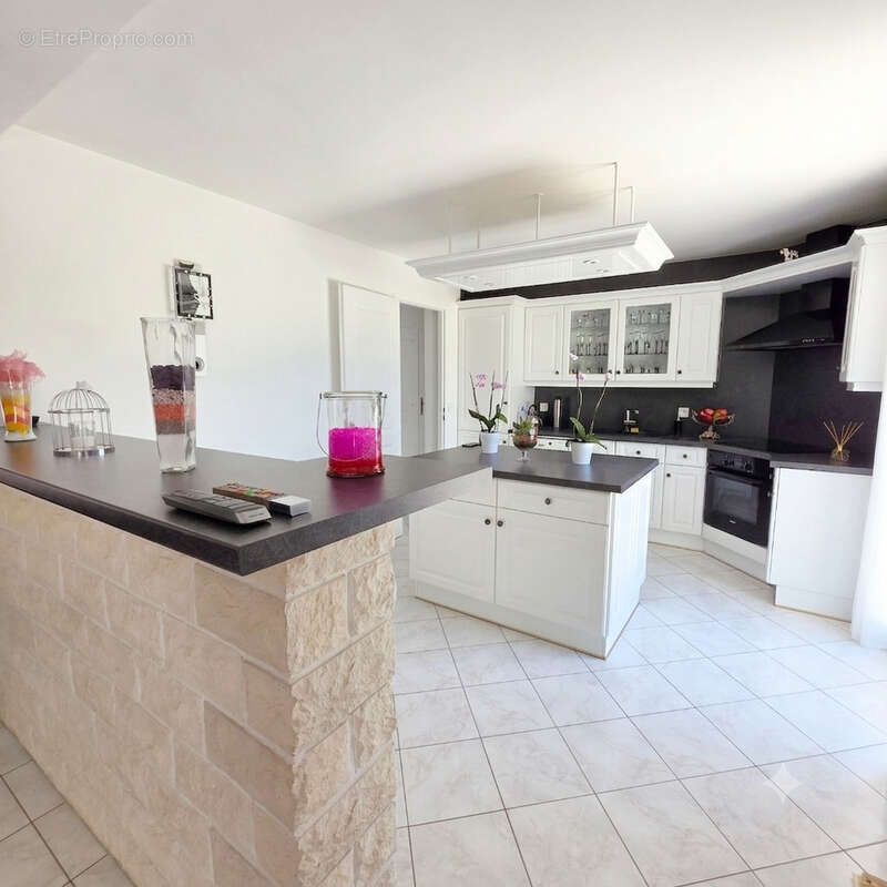 MAUREPAS VILLAGE Maison  7 pièce(s) 175 m2 - photo 5