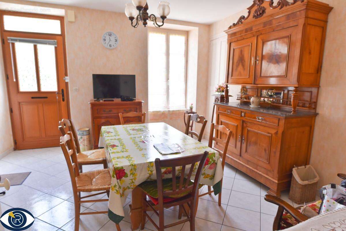 Maison à MONTSURS