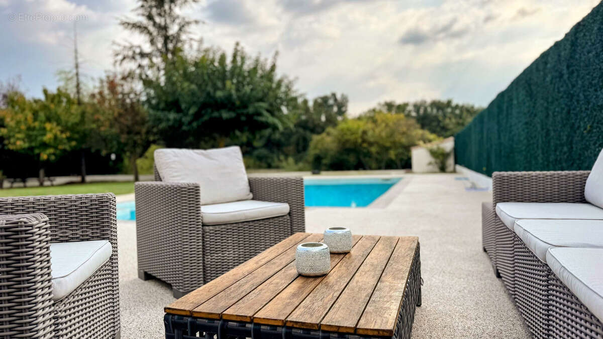 Maison à CHATEAUNEUF-LE-ROUGE