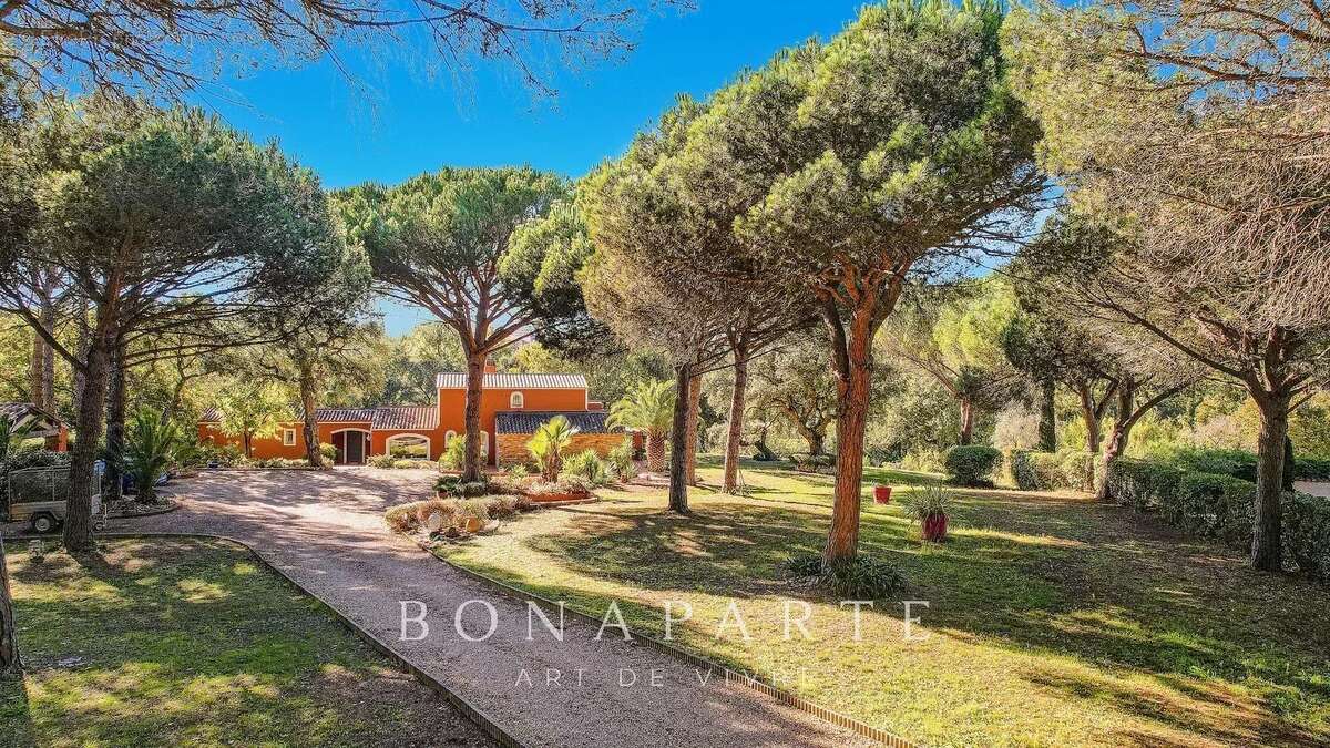 Véritable mas provençal au cœur d'une propriété de plus de 8000m² - photo 2