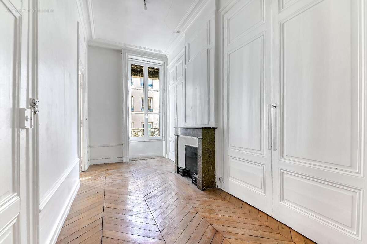   - Appartement à LYON-6E