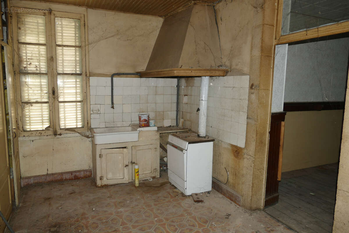 Maison à rénover avec local commercial et logement indépendants (Maurs, 15) - photo 17
