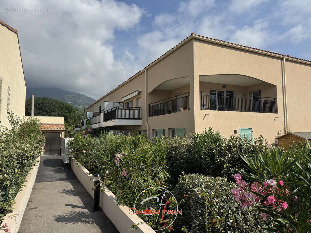 Appartement à CARROS