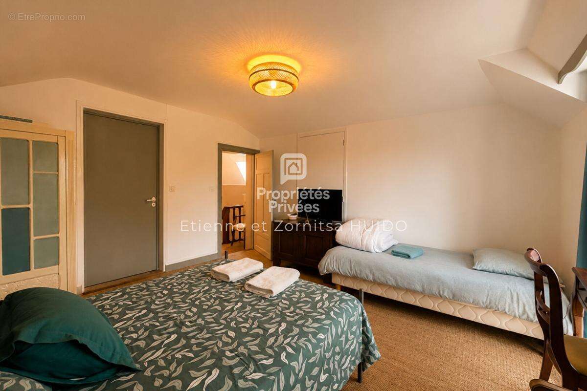 Maison de maître de 231 m² avec deux habitations indépendantes  Centre-ville de Vatan - photo 12