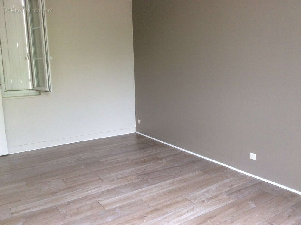 Commerce à BEAUMONT-EN-VERON