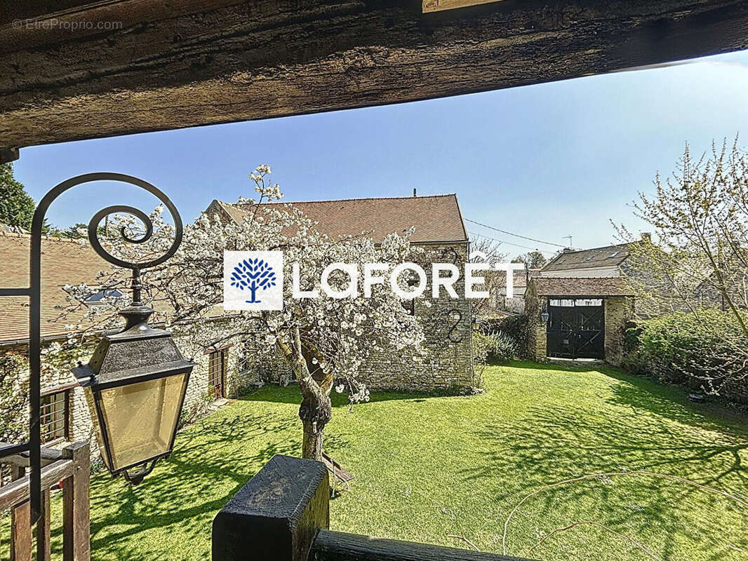 Bâtisse coeur de village avec maison annexe et grange en parfait état - photo 9