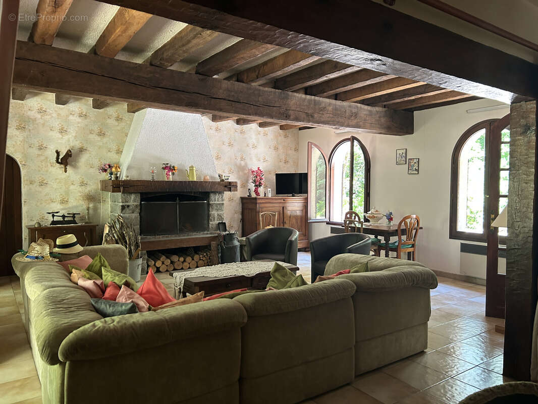 Propriété boisée, close, sans voisins proches : maison avec tourelle, garage - photo 6