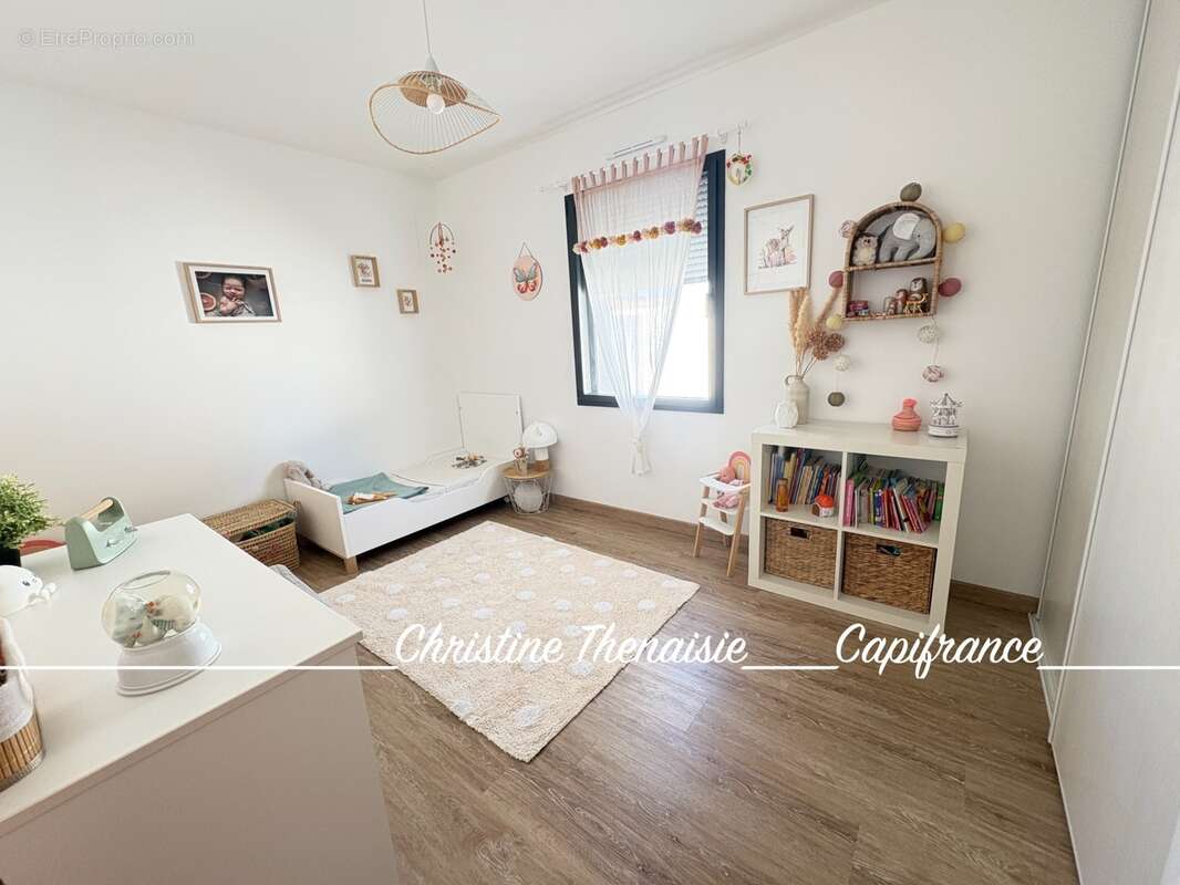 Maison récente à vendre 6 pièces : Plain-Pied - 3 chambres - Bureau - 1 salle d'eau - 1 salle de bains - 2 wc - garage - Préau S - photo 11