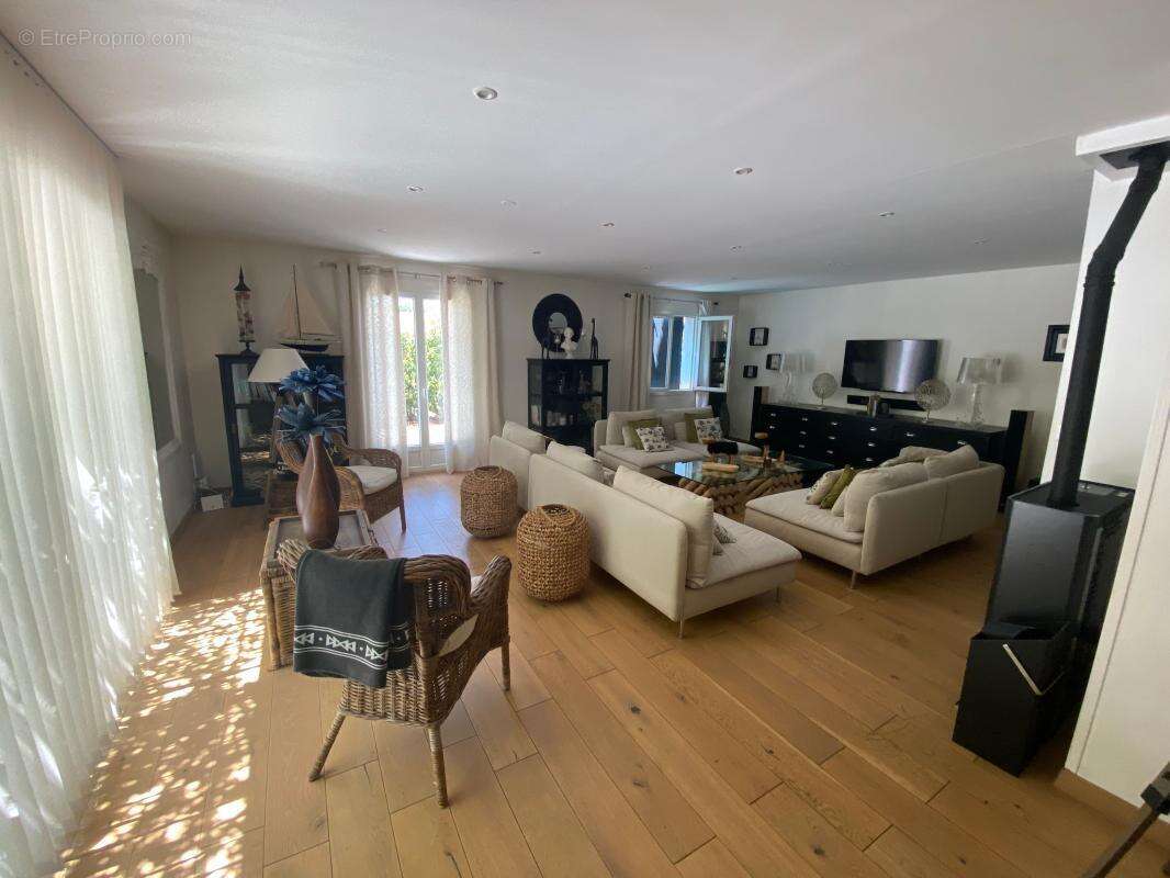 Villa COUP DE COEUR de 2002 de 173 m² avec Garage spacieux de 40 m² et Piscine - photo 8