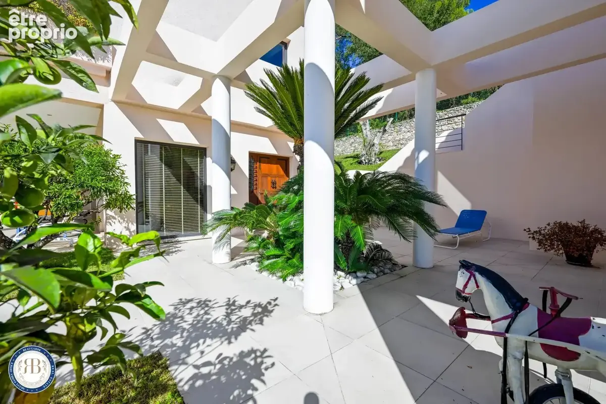 À vendre — villa contemporaine à mougins — secteur recherché — calme —	4 chambres / avec appartement indépendant - photo 8