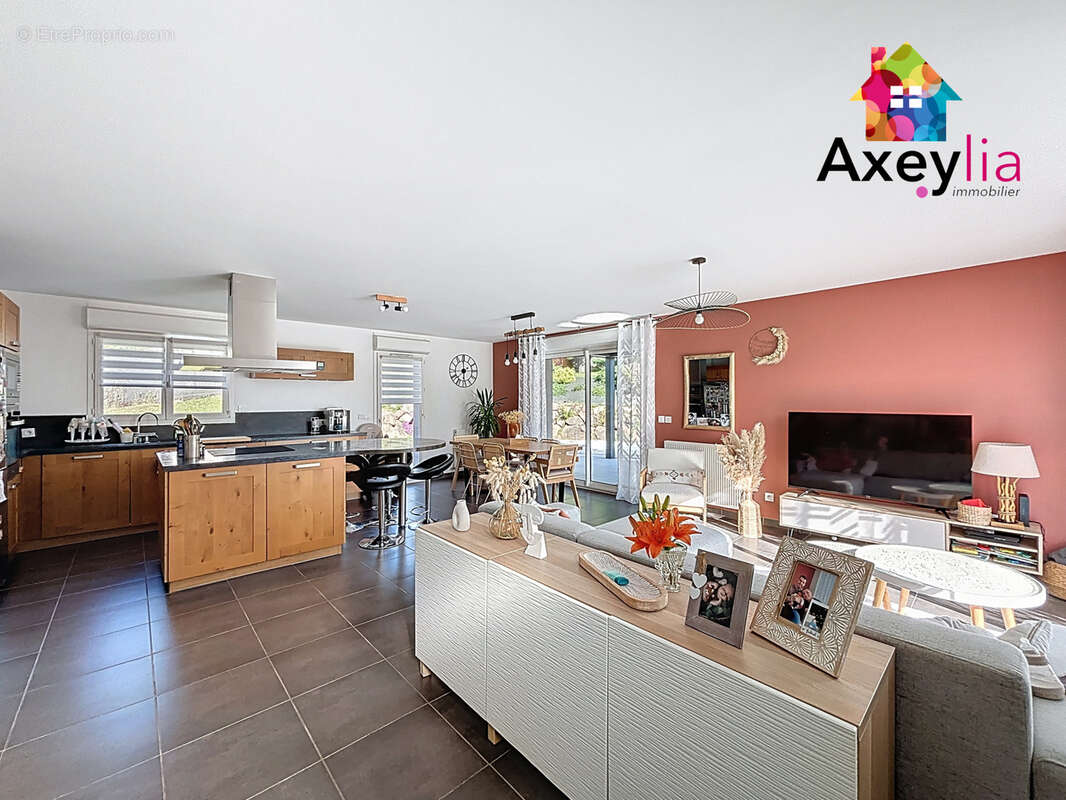 Maison à COMMELLE-VERNAY