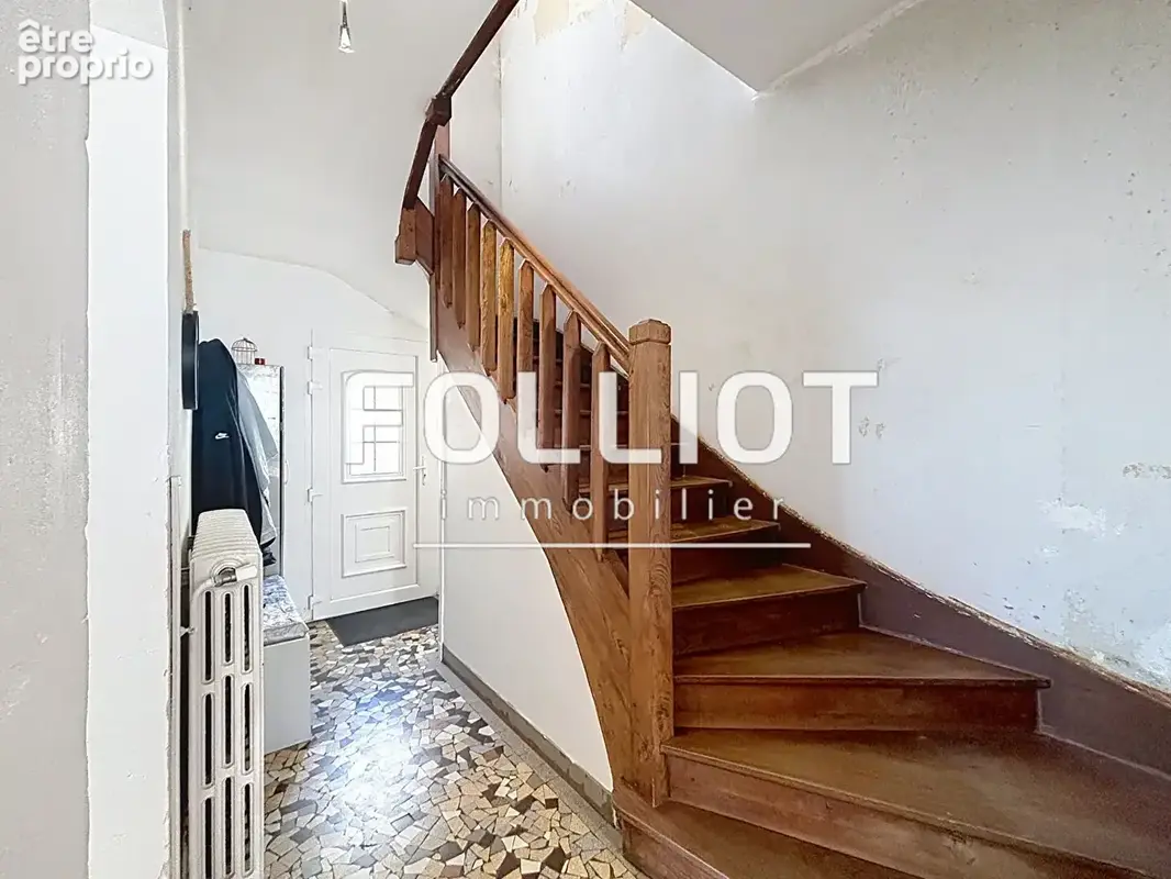 Exclusivité Cabinet FOLLIOT - Maison de ville avec double garage et potentiel d'aménagement ! - photo 2