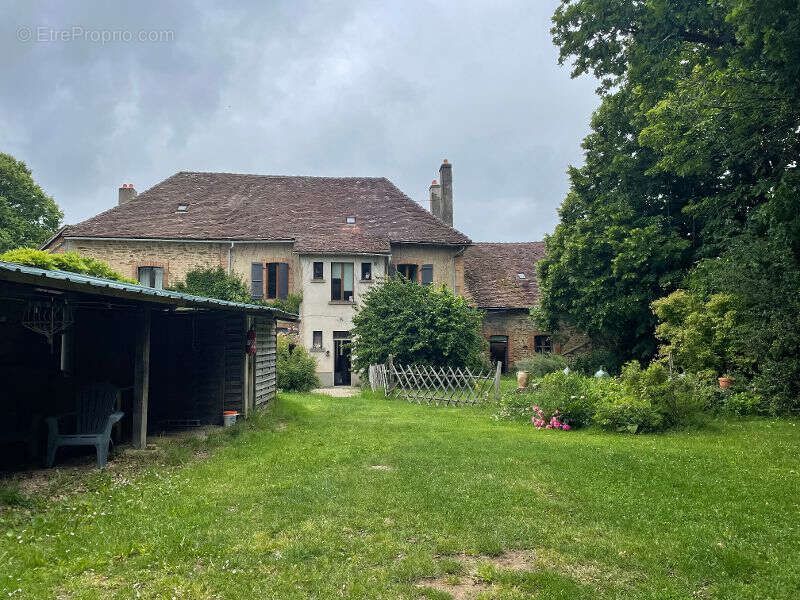 Coup de coeur assuré -Propriété de caractère en pierre-Maison familiale & gîte de 280m2 sur un terrain d'environ 2,8 ha proche d - photo 4