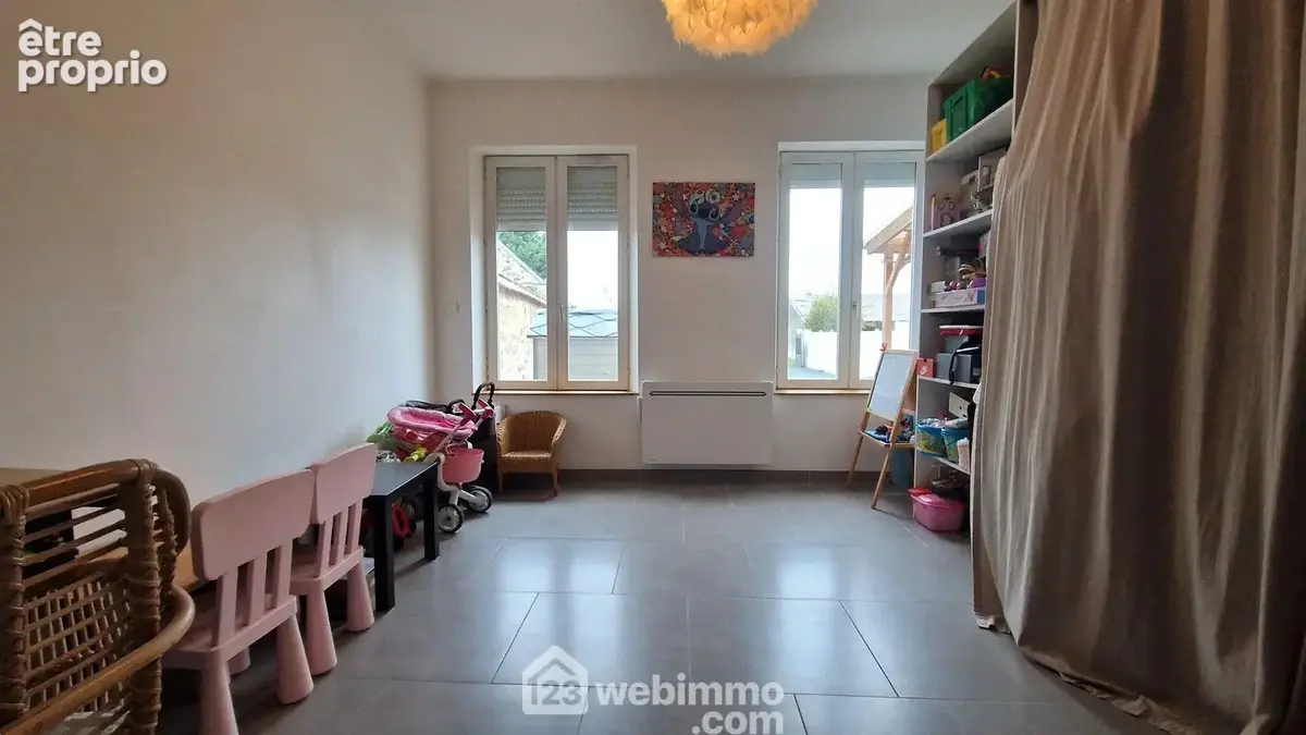 Une chambre de 15 m² pouvant faire office de salon