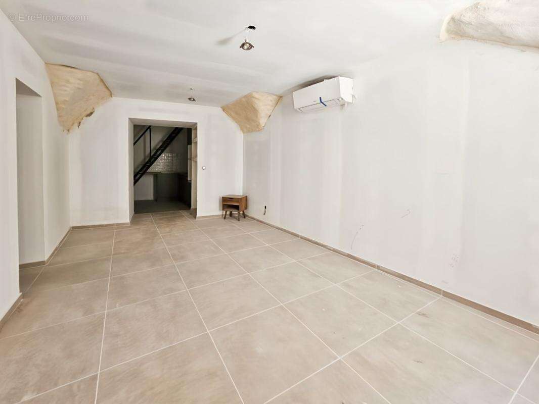 À Vendre à Montfrin - Maison de village de 67m² avec garage - photo 2