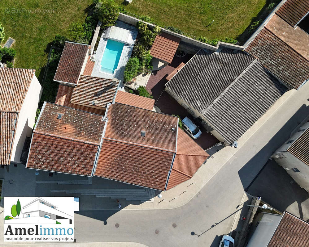 Vue du ciel maison + jardin+ hangar 200m² - Maison à ANNEYRON