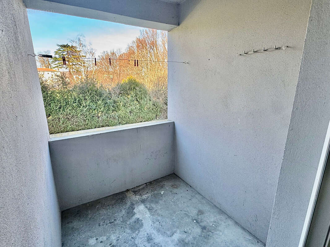 CEBAZAT / Appartement à vendre en centre-ville de type F3 avec balcon ! - photo 5