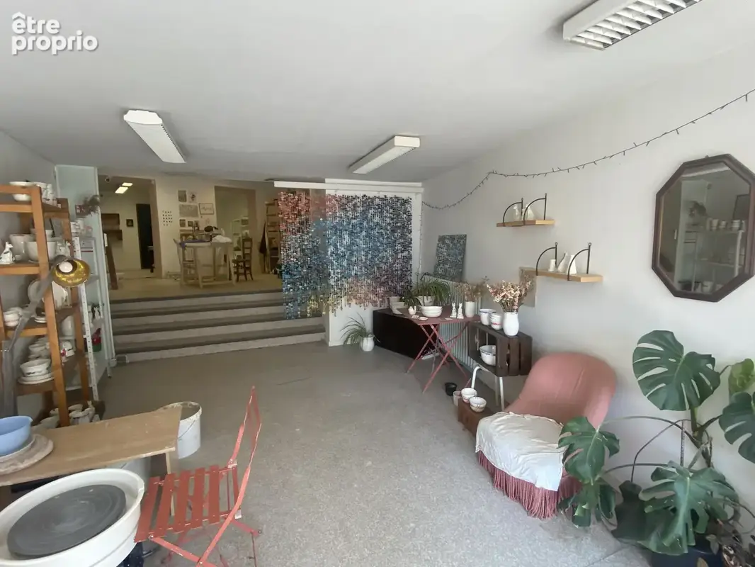 Immeuble de ville avec partie commerciale et partie habitation avec terrasse - photo 18