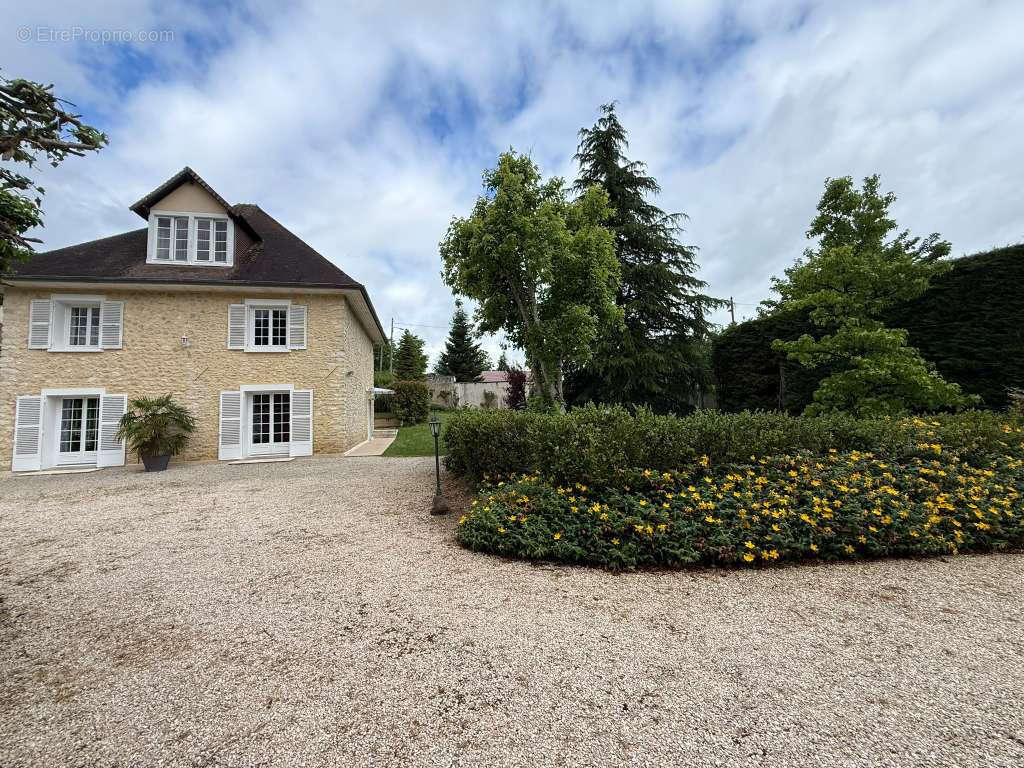 Authentique maison en pierre avec 4 chambres, dépendances et terrain de 2 207 m2 - photo 12