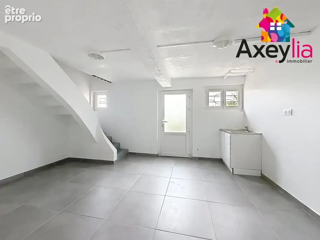 A vendre - mably - maison d'habitation rénovée élevée sur sous-sol avec trois chambres, garage et terrain - photo 11