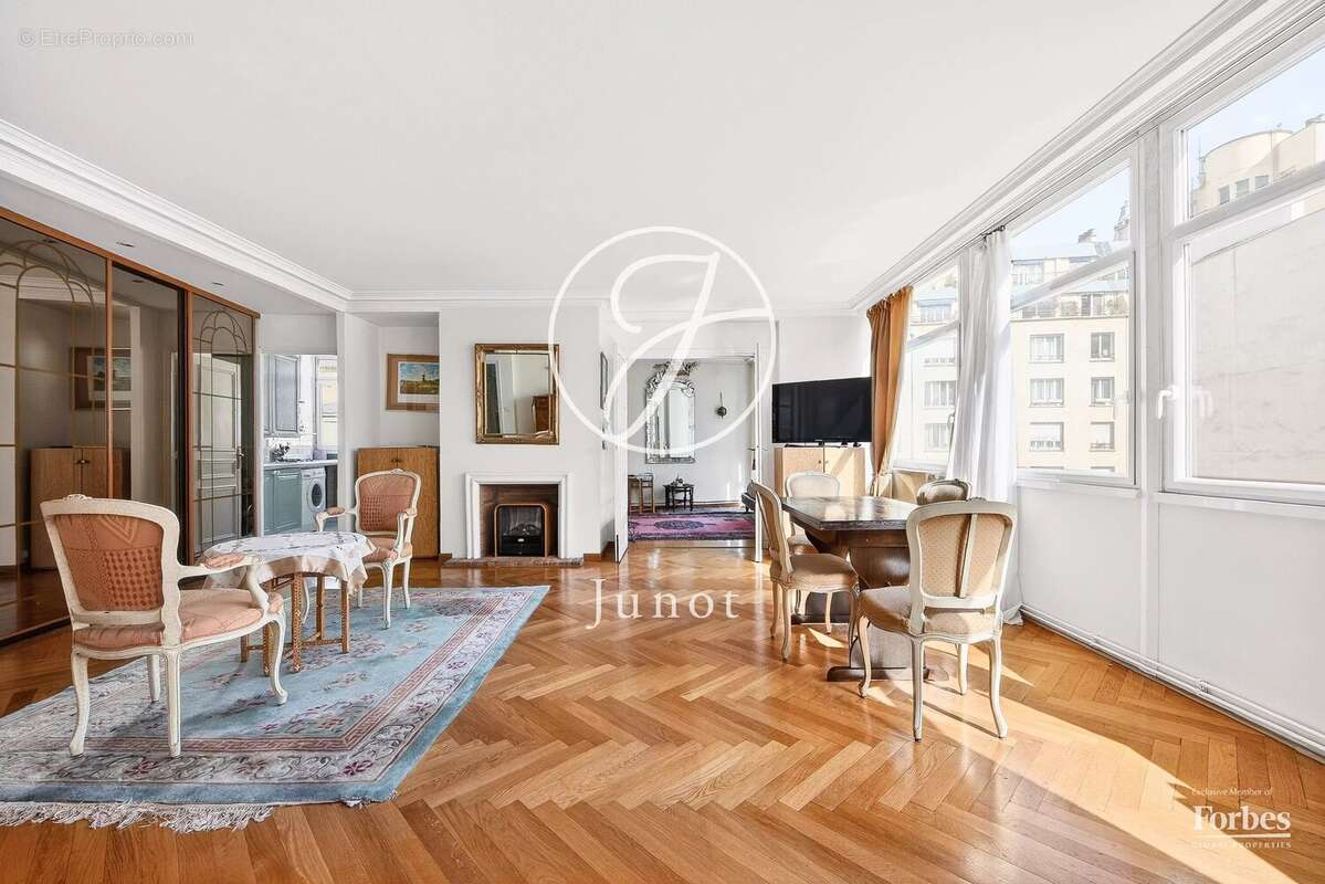 Appartement à PARIS-16E