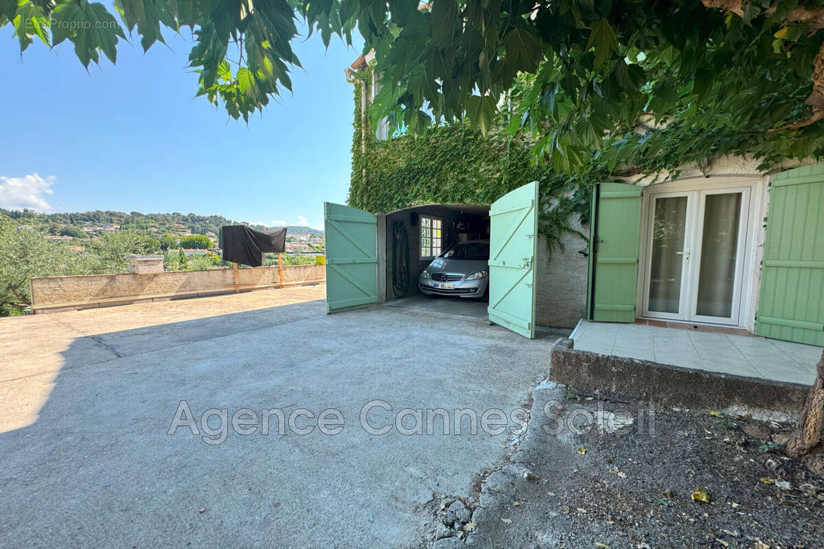 Maison à LA ROQUETTE-SUR-SIAGNE