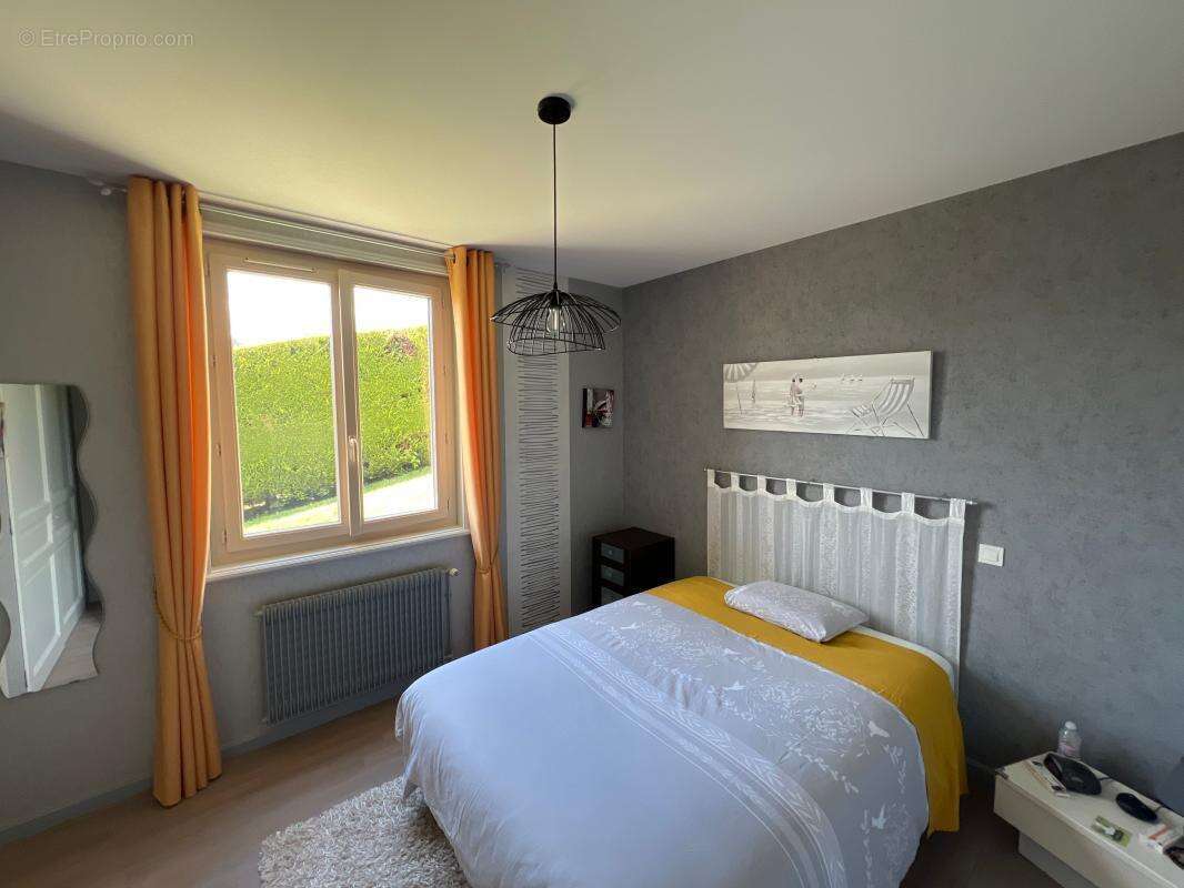 Maison à MONTROTTIER