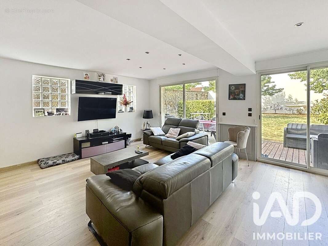 Maison 178 m² à La Ville-Du-Bois  - photo 4