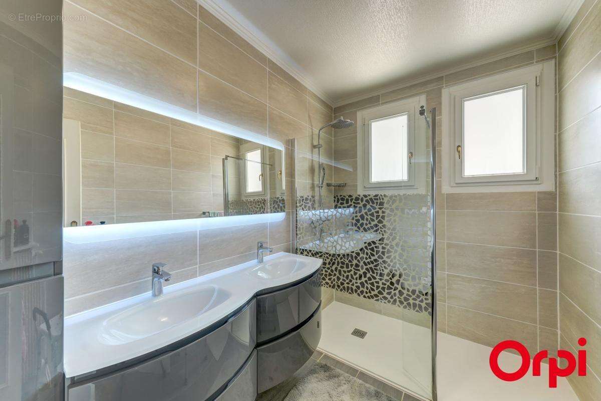 Maison familiale de 158 m² avec une belle vue dégagée - photo 14