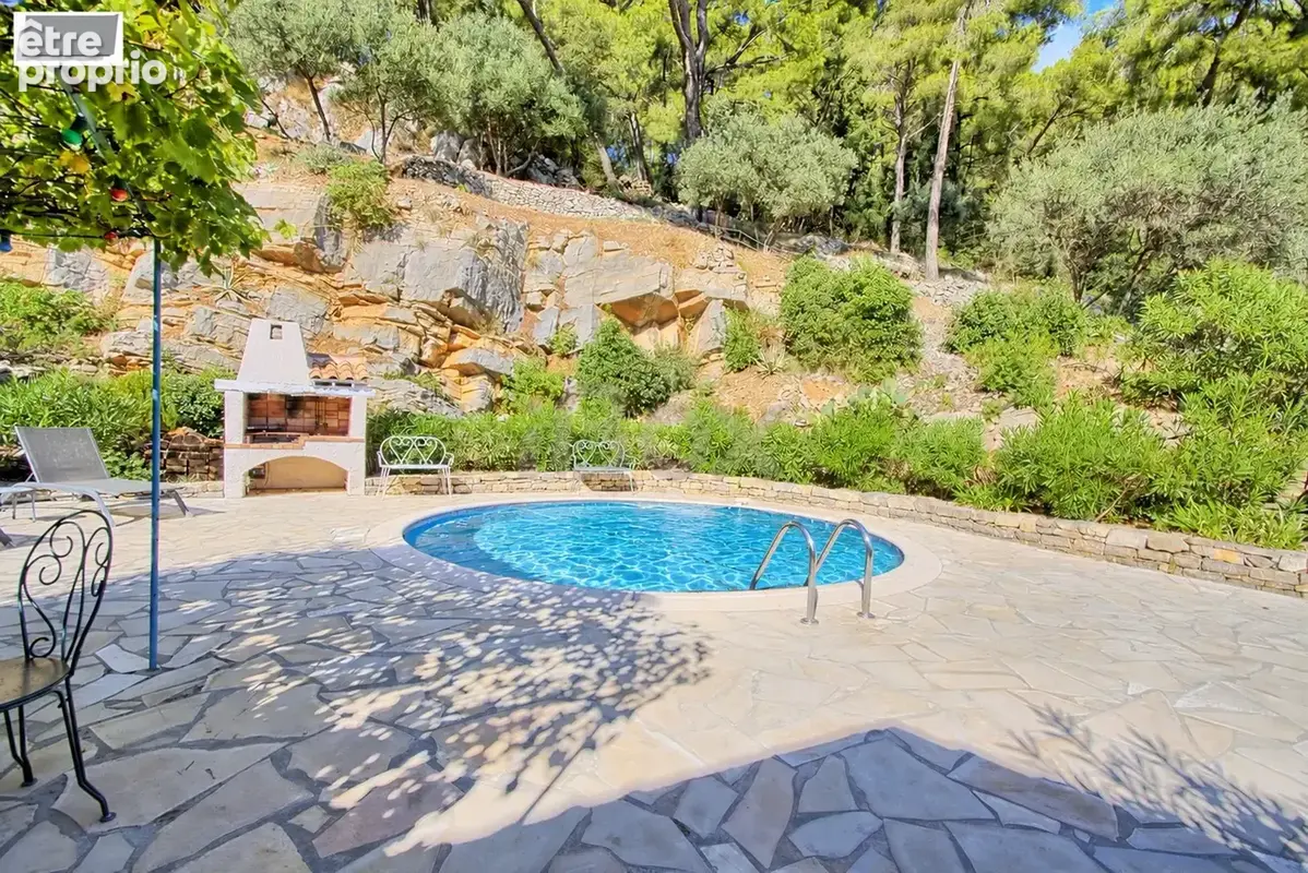 Toulon Faron : Magnifique propriété de 250m2 sur 14852 m2 de terrain avec vue panoramique mer - photo 2