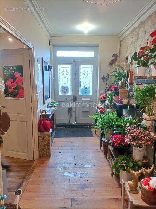 Immeuble idéal investisseur – Local commercial loué – Place principale de Cazals - photo 2