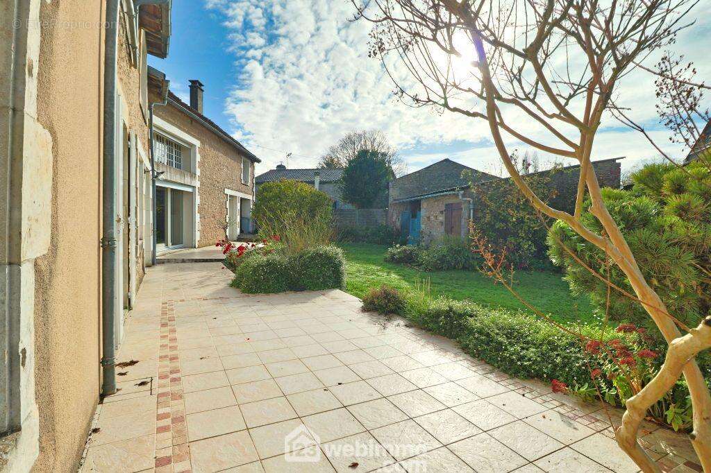 Avec vue sur le jardin. - Maison à SAINT-GAUDENT
