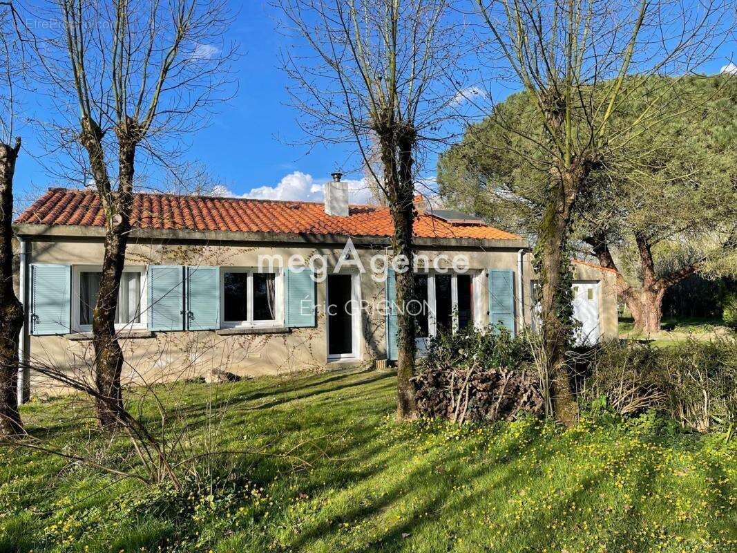 Maison à LE GIROUARD