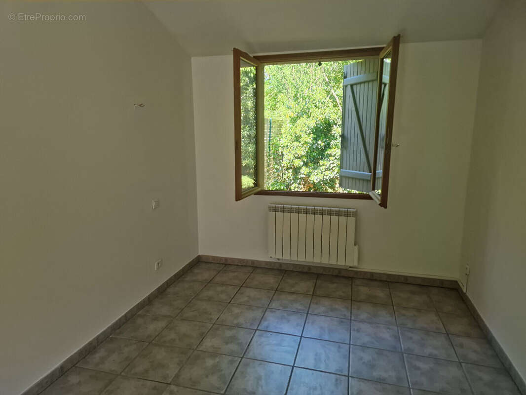 Maison de plain pied avec jardin, piscine et garage - photo 15