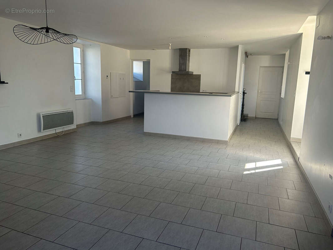 Maison de caractère rénovée avec cour et garages - photo 3