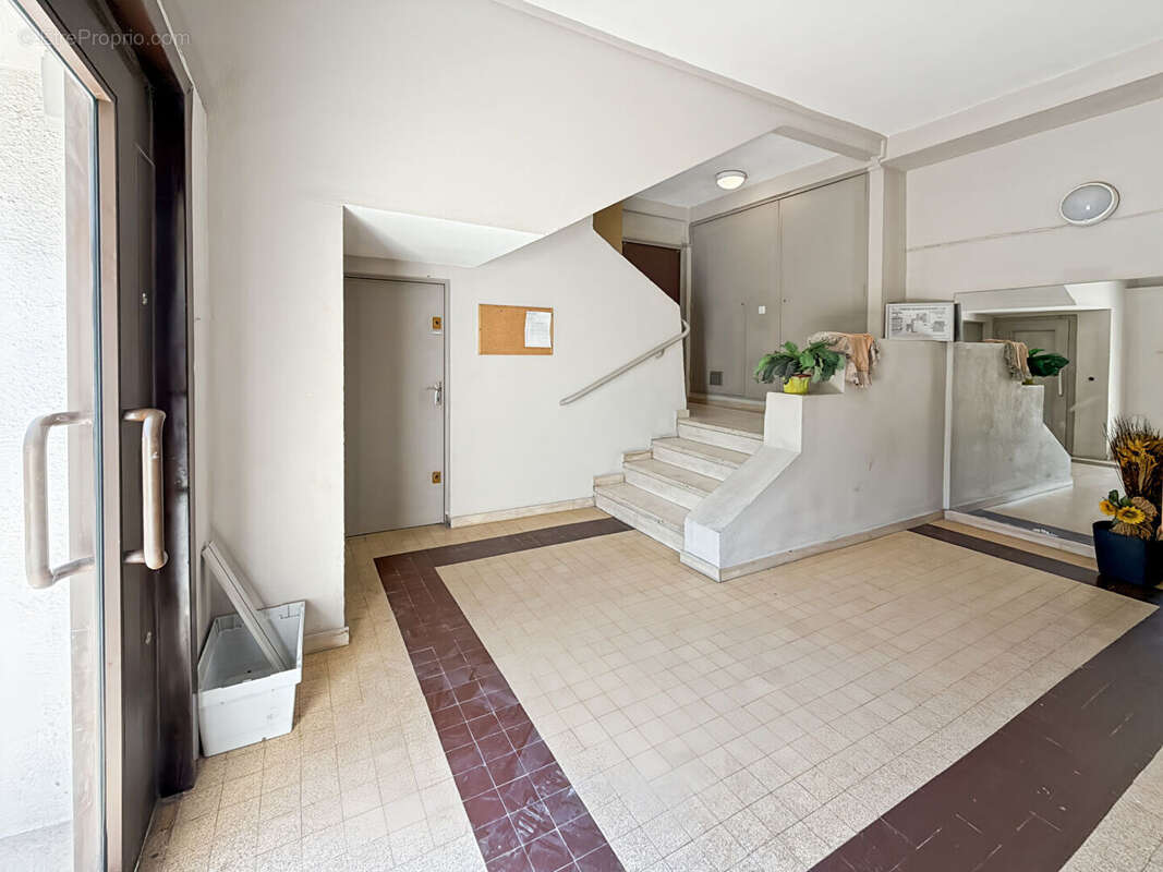 À VENDRE - Magnifique T3 entièrement rénové à Marseille 4ème - Chutes-Lavie - parking privé et cave - proche métro - photo 14