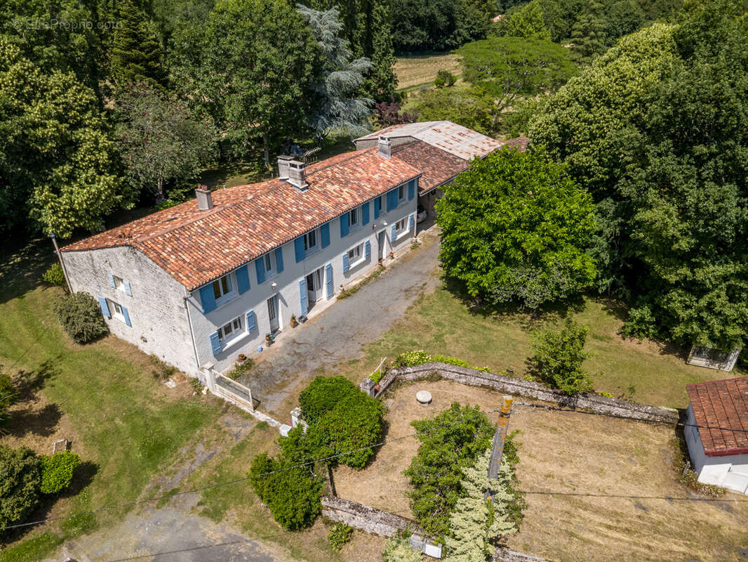 Maison à NIEUL-LES-SAINTES