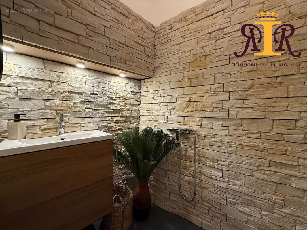 salle d'eau et toilettes - Appartement à PERTUIS